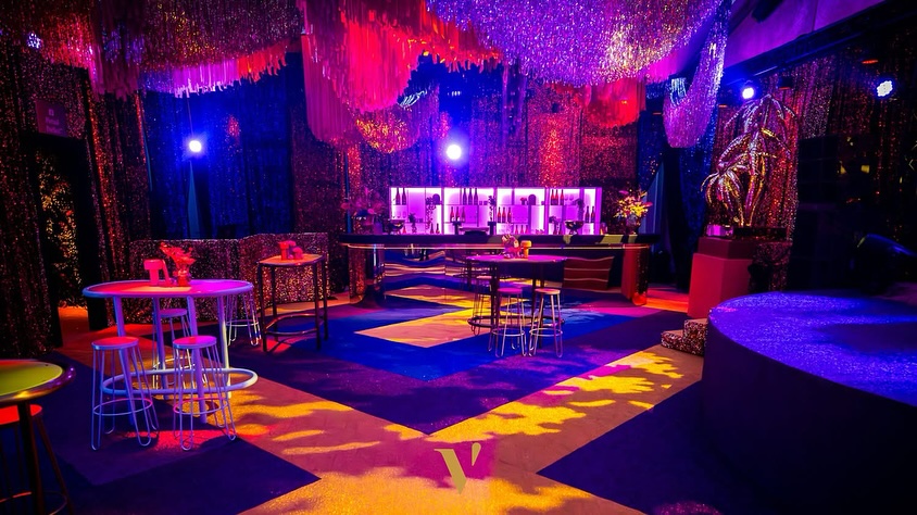 Aluhal omgebouwd tot feestlocatie