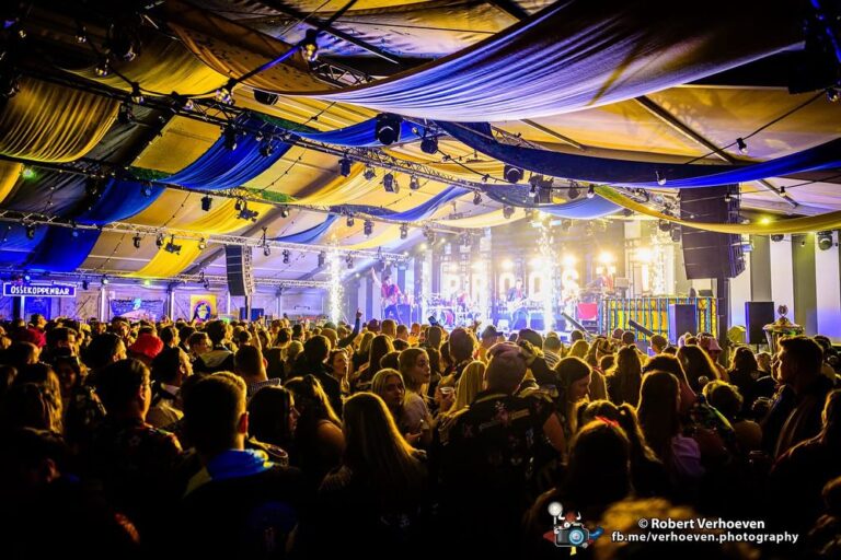 🎭✨ Afgelopen carnaval op het Ossekoppenplein was een knaller! ✨🎭