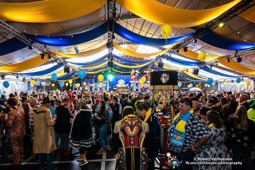 🎭✨ Afgelopen carnaval op het Ossekoppenplein was een knaller! ✨🎭 2